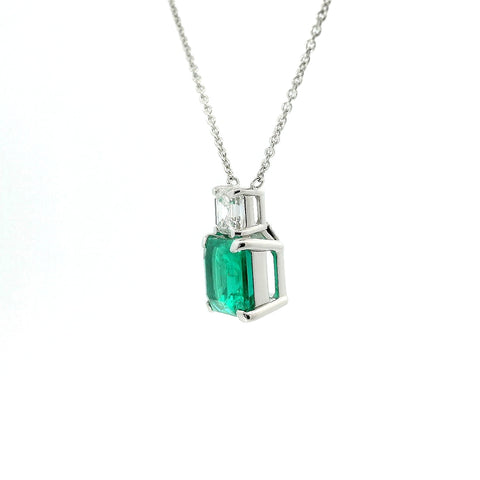 Girocollo in oro bianco con smeraldo lab-grown e diamante lab-grown taglio asscher.