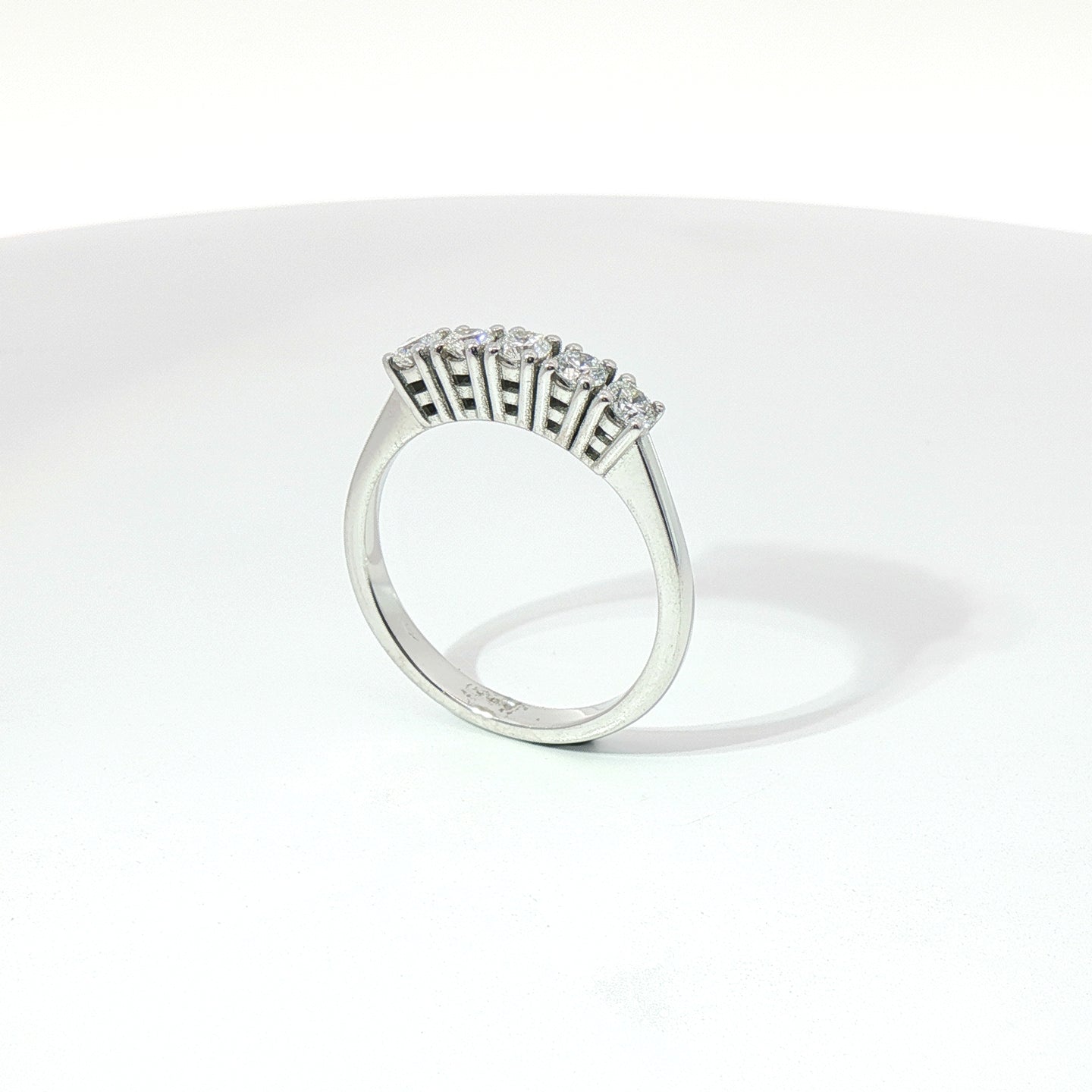 Fedina in oro bianco con diamanti Lab-Grown taglio brillante, 0,47 carati.