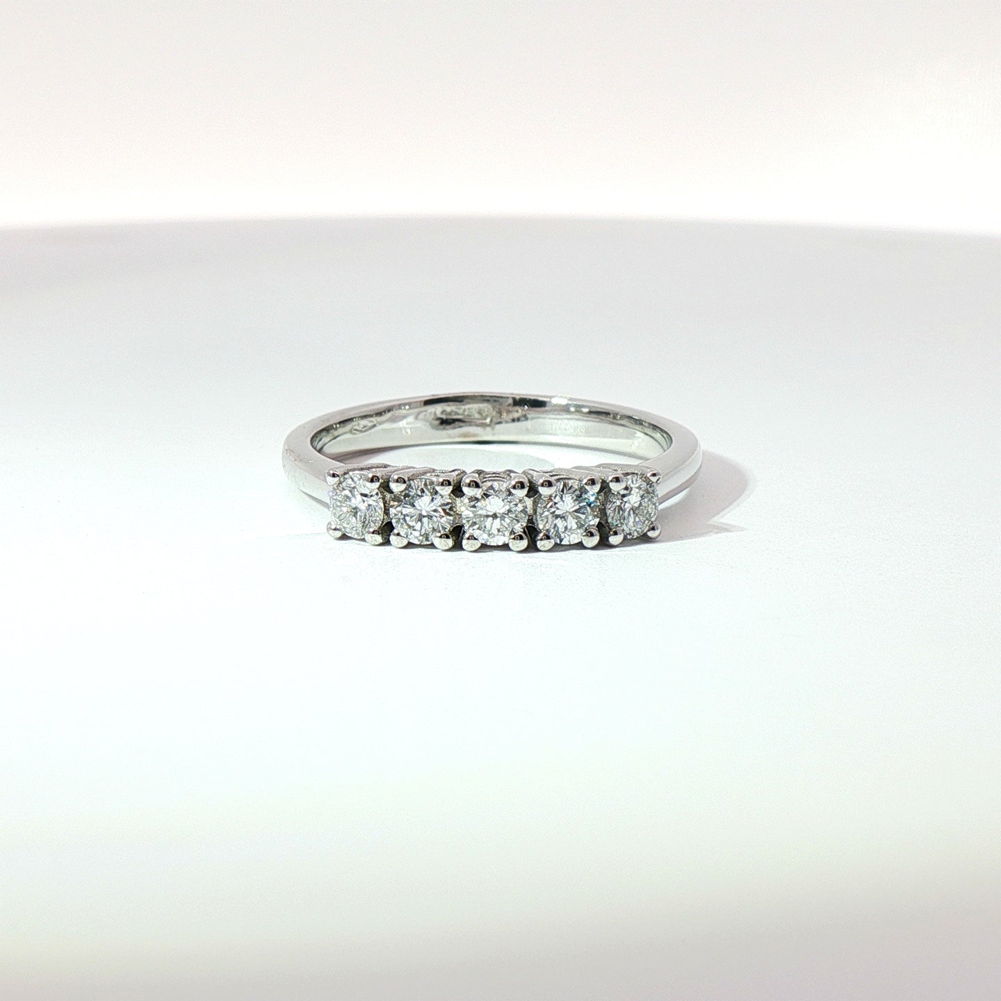 Fedina in oro bianco con diamanti Lab-Grown taglio brillante, 0,47 carati.