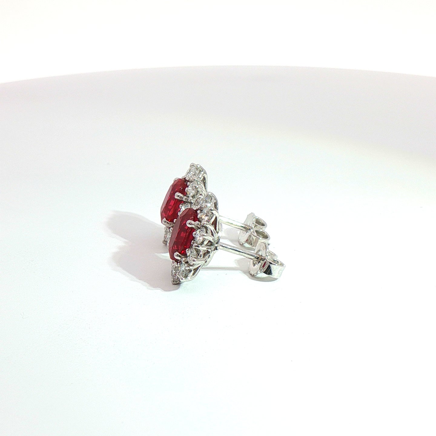 Orecchini punto luce in oro bianco con rubini Lab-Grown taglio ovale e diamanti Lab-Grown taglio brillante.