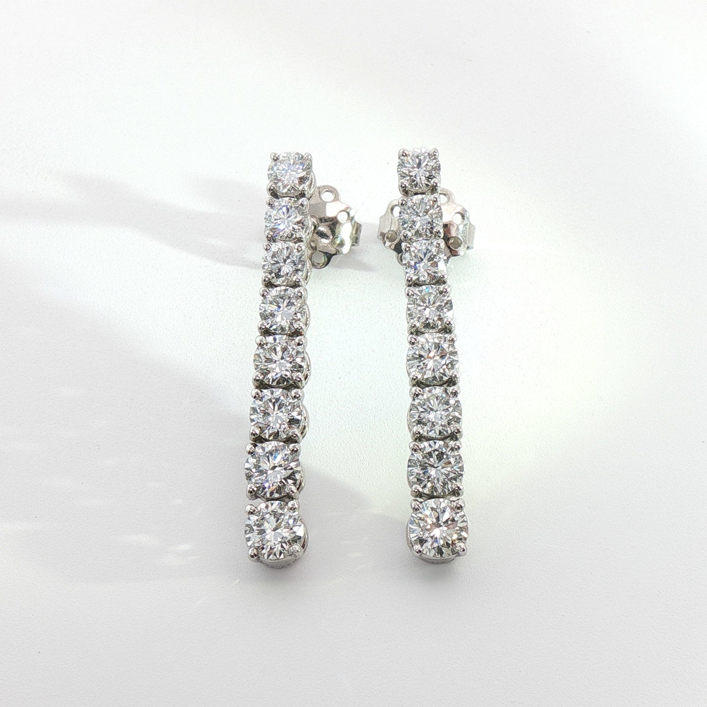 Orecchini tennis in oro bianco con diamanti Lab-Grown taglio brillante, 2,49 carati.