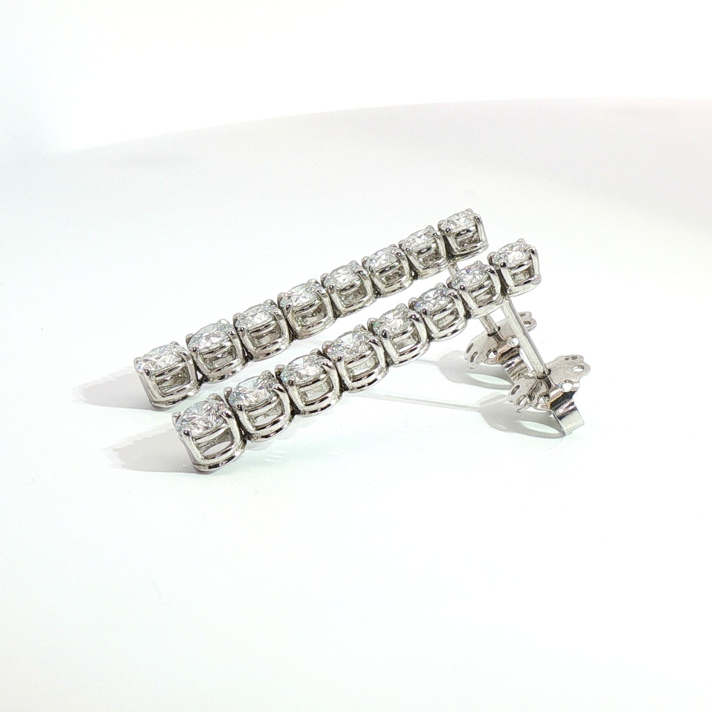 Orecchini tennis in oro bianco con diamanti Lab-Grown taglio brillante, 2,49 carati.