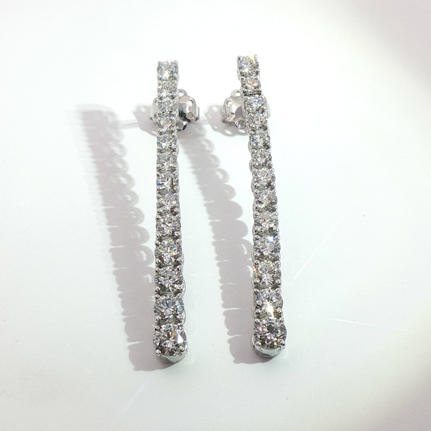 Orecchini tennis in oro bianco con diamanti Lab-Grown taglio brillante, 3,04 carati.