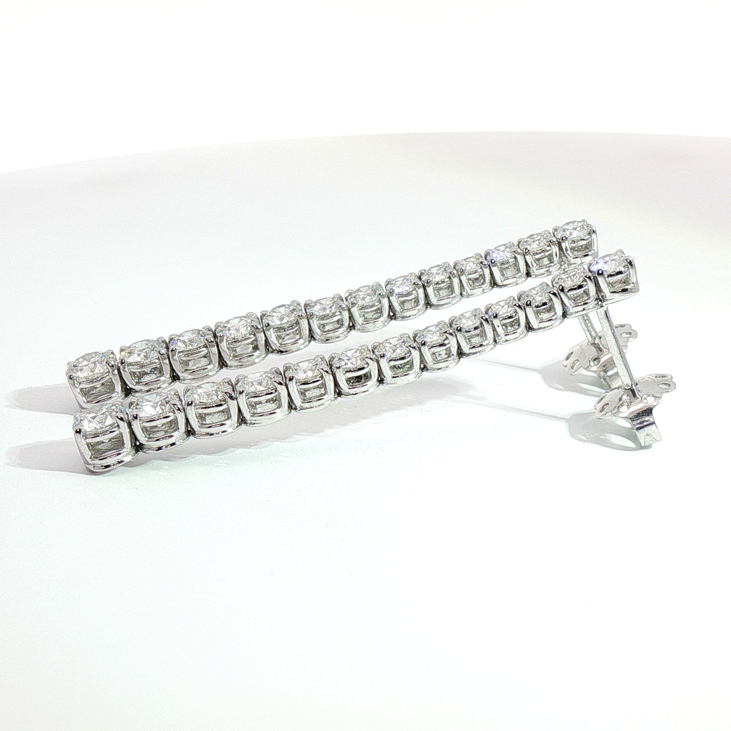 Orecchini tennis in oro bianco con diamanti Lab-Grown taglio brillante, 3,04 carati.