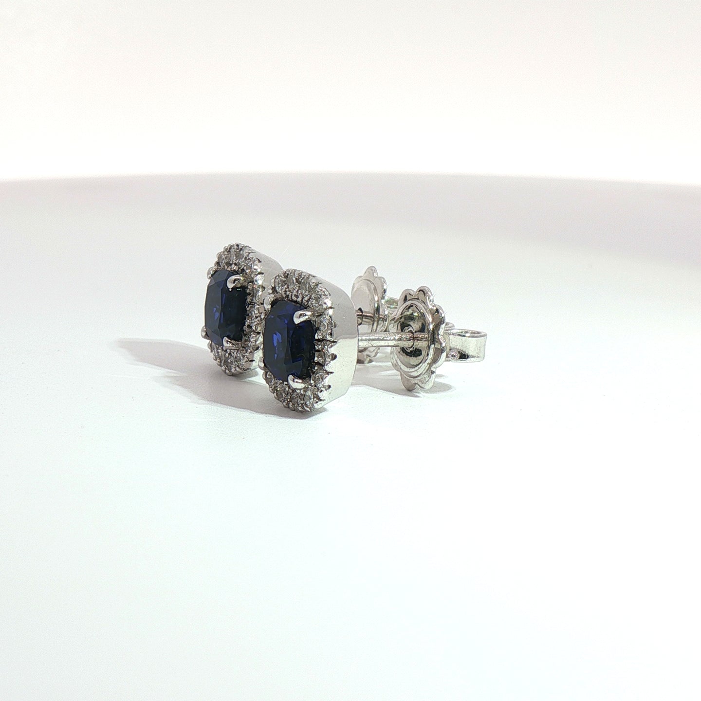 Orecchini punto luce in oro bianco con zaffiri Lab-Grown taglio cuscino e diamanti Lab-Grown taglio brillante.