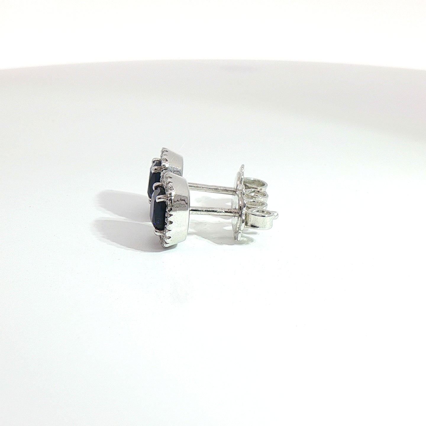 Orecchini punto luce in oro bianco con zaffiri Lab-Grown taglio cuscino e diamanti Lab-Grown taglio brillante.