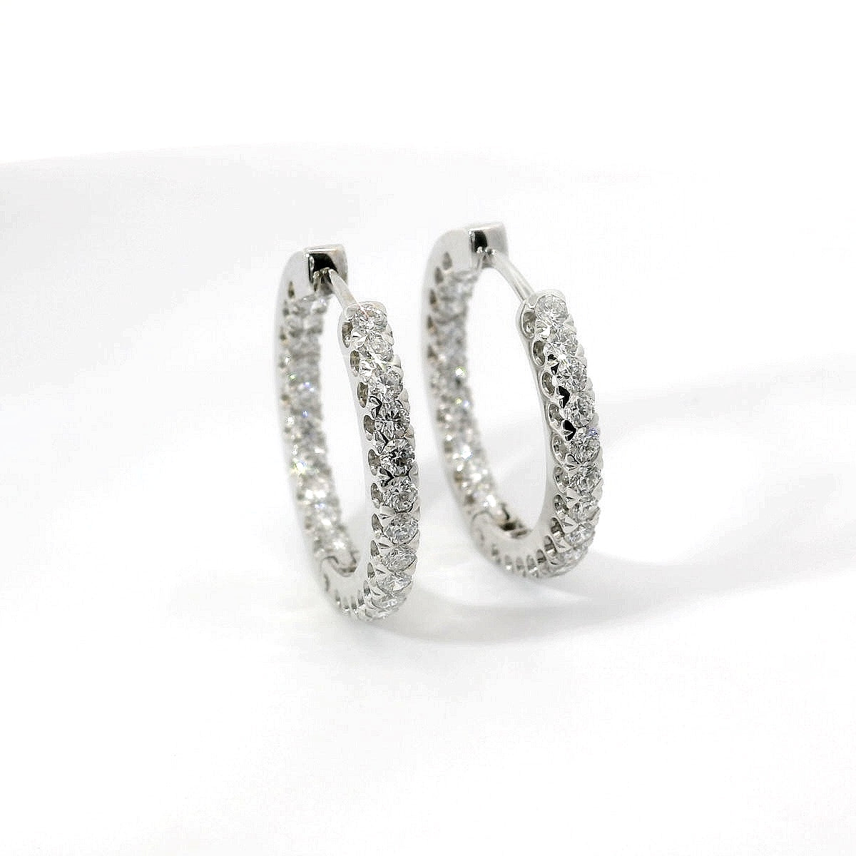 Orecchini a cerchio in oro bianco con diamanti lab-grown taglio brillante, 1,53 carati.