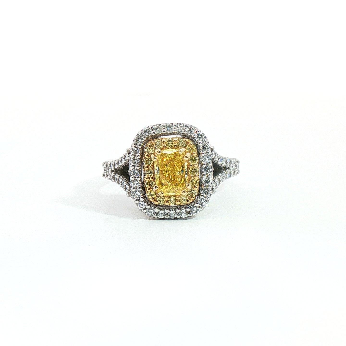 Anello in oro bianco con diamante Lab-Grown Fancy Yellow taglio radiant e diamanti Lab-Grown taglio brillante.