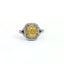 Anello in oro bianco con diamante Lab-Grown Fancy Yellow taglio radiant e diamanti Lab-Grown taglio brillante.