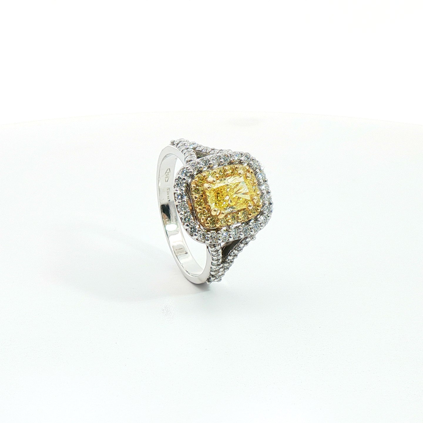 Anello in oro bianco con diamante Lab-Grown Fancy Yellow taglio radiant e diamanti Lab-Grown taglio brillante.