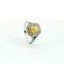 Anello in oro bianco con diamante Lab-Grown Fancy Yellow taglio radiant e diamanti Lab-Grown taglio brillante.