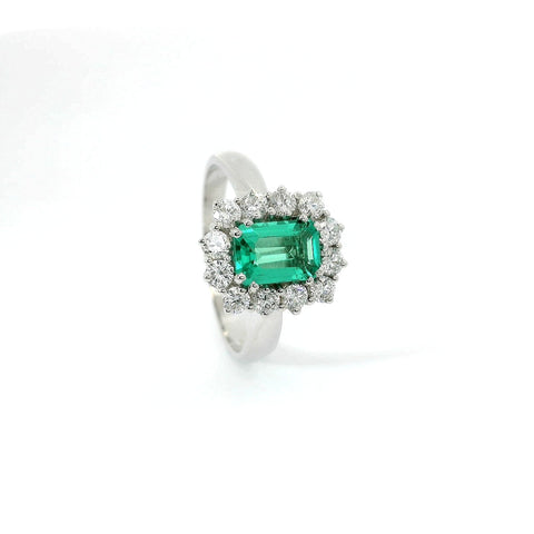 Anello in oro bianco con smeraldo lab-grown e diamanti lab-grown taglio brillante.