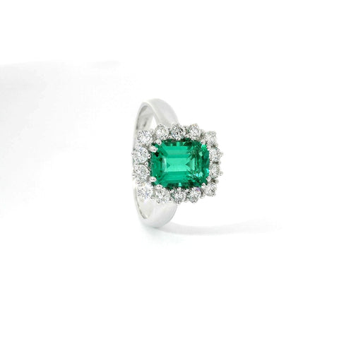 Anello in oro bianco con smeraldo lab-grown e diamanti lab-grown taglio brillante.