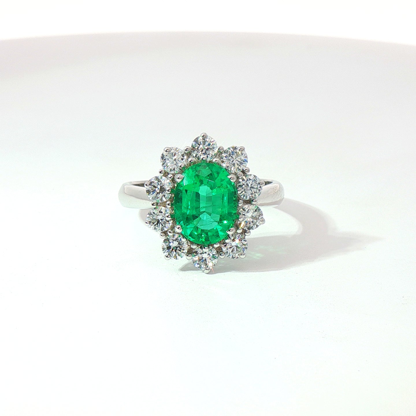 Anello in oro bianco con smeraldo Lab-Grown taglio ovale e diamanti Lab-Grown taglio brillante.
