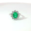 Anello in oro bianco con smeraldo Lab-Grown taglio ovale e diamanti Lab-Grown taglio brillante.