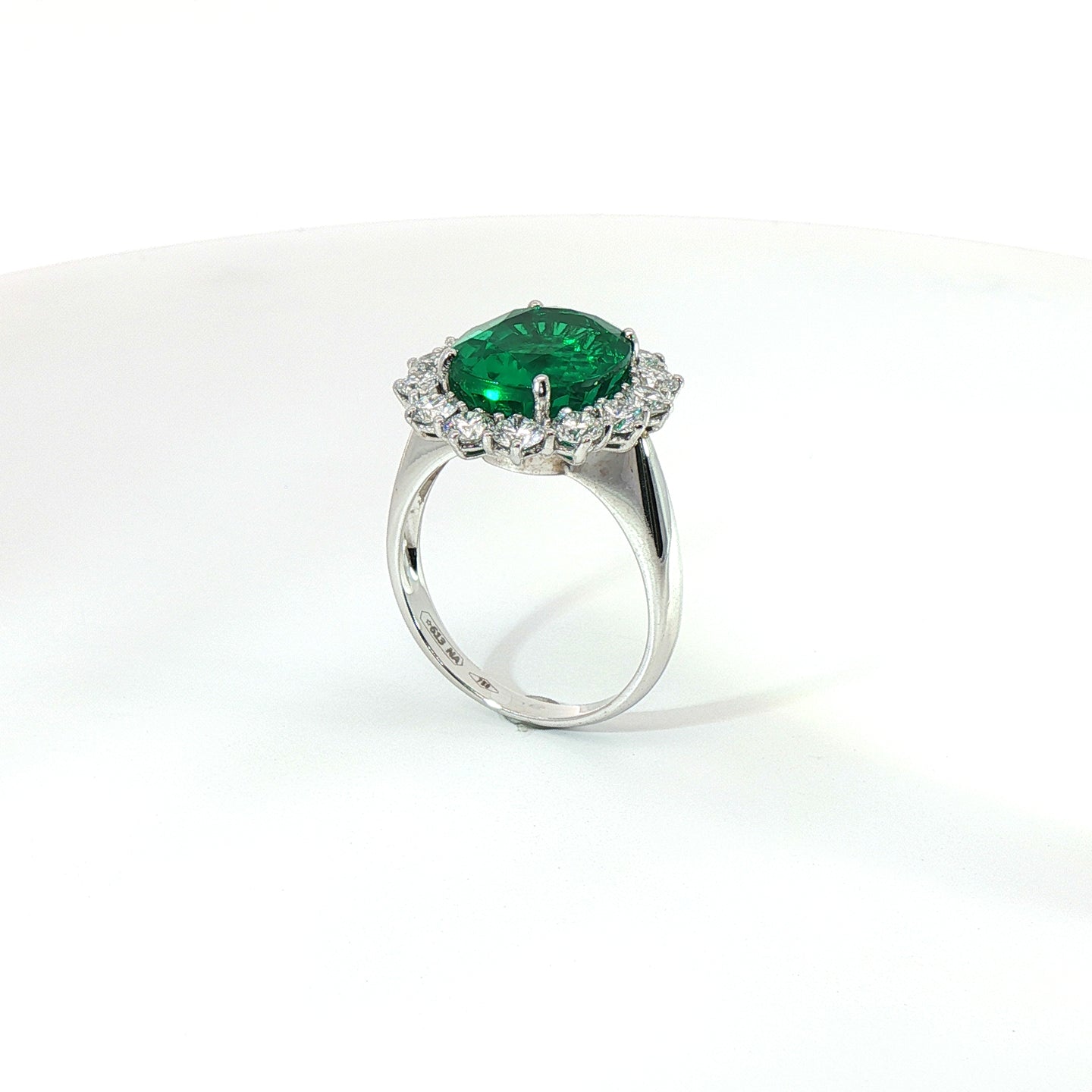 Anello in oro bianco con smeraldo Lab-Grown taglio ovale e diamanti Lab-Grown taglio brillante.
