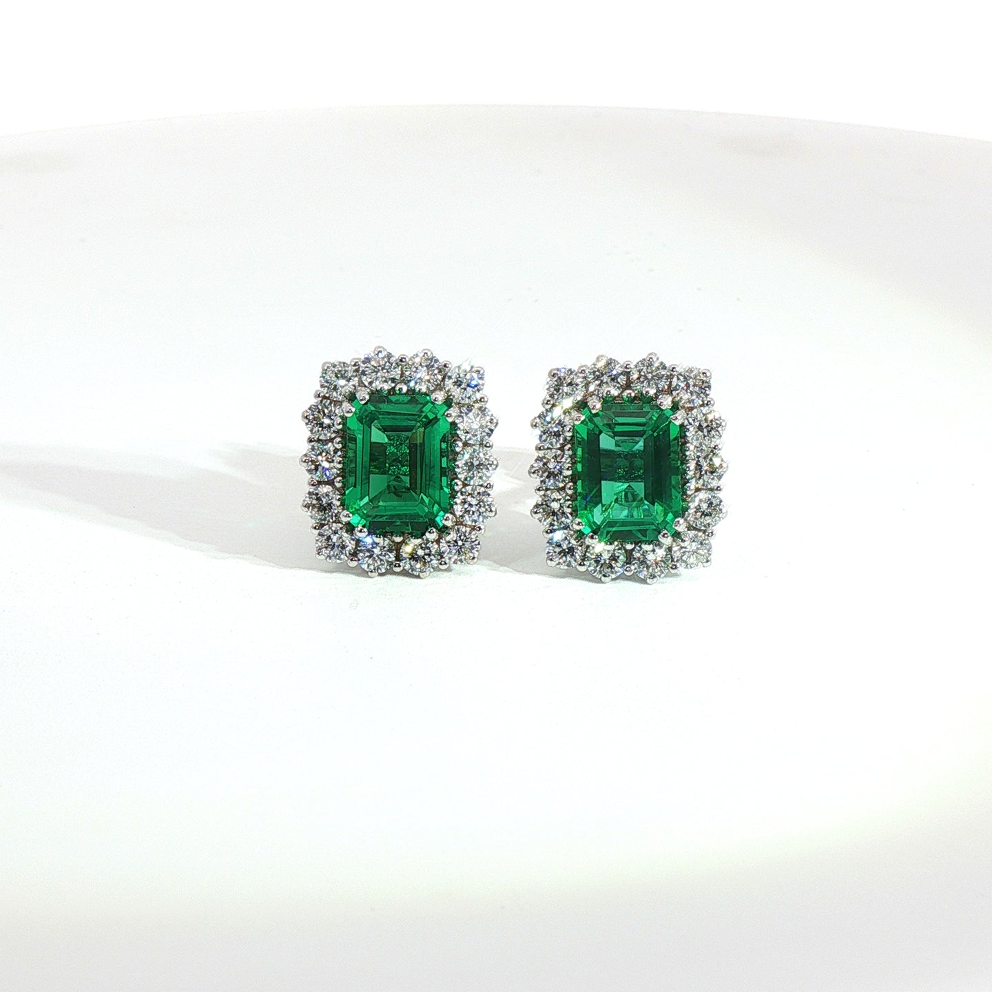 Orecchini in oro bianco con smeraldi Lab-Grown taglio smeraldo e diamanti Lab-Grown taglio brillante.