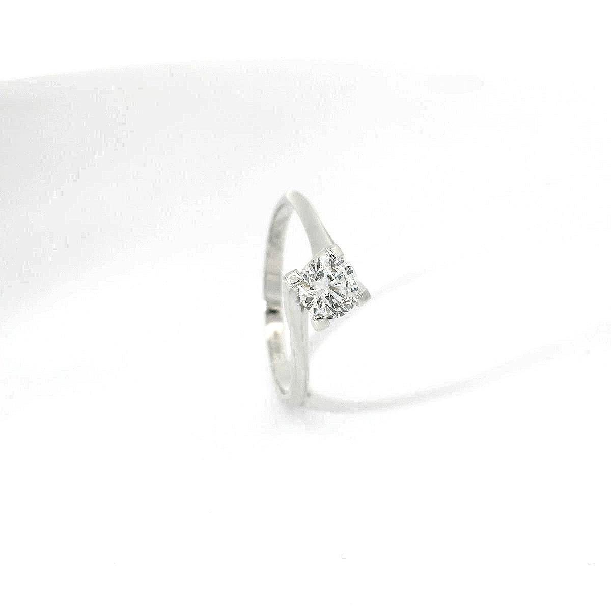 Solitario in oro bianco con diamante lab-grown taglio brillante 0,50 carati.