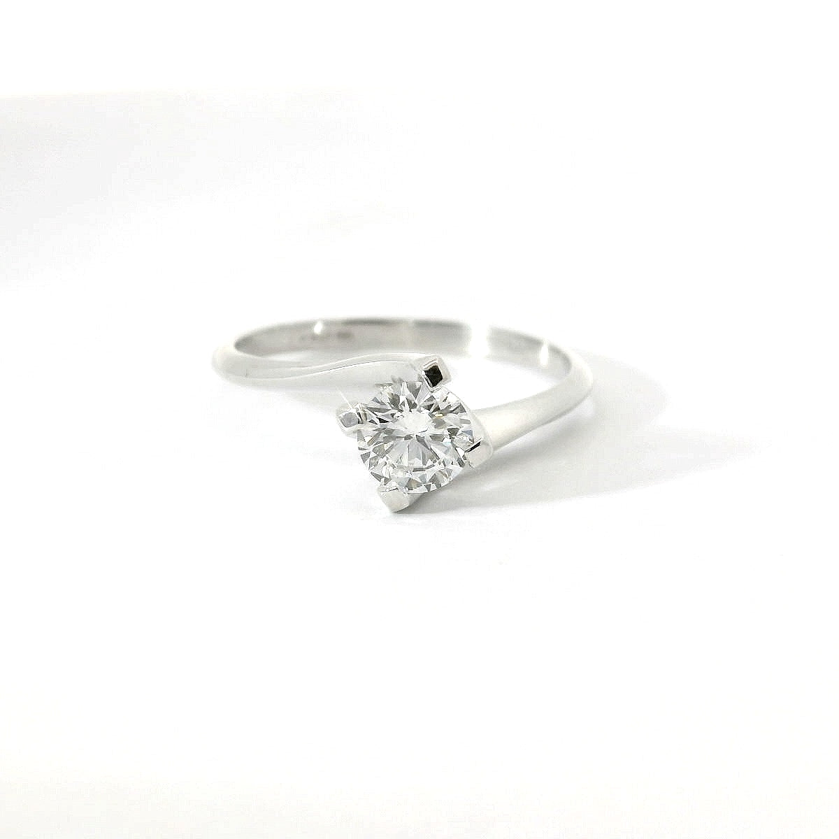 Solitario in oro bianco con diamante lab-grown taglio brillante 0,50 carati.