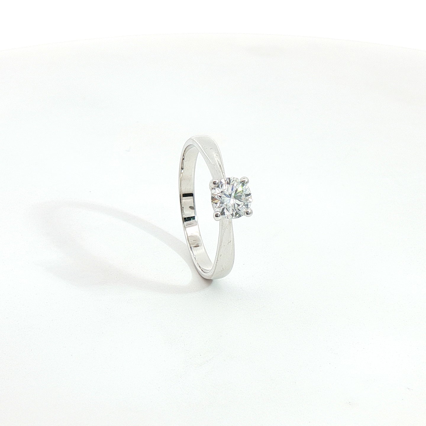 Solitario in oro bianco con diamante Lab-Grown taglio brillante, 0,52 carati.