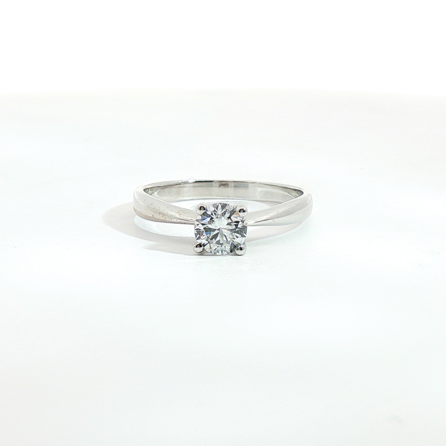 Solitario in oro bianco con diamante Lab-Grown taglio brillante, 0,52 carati.