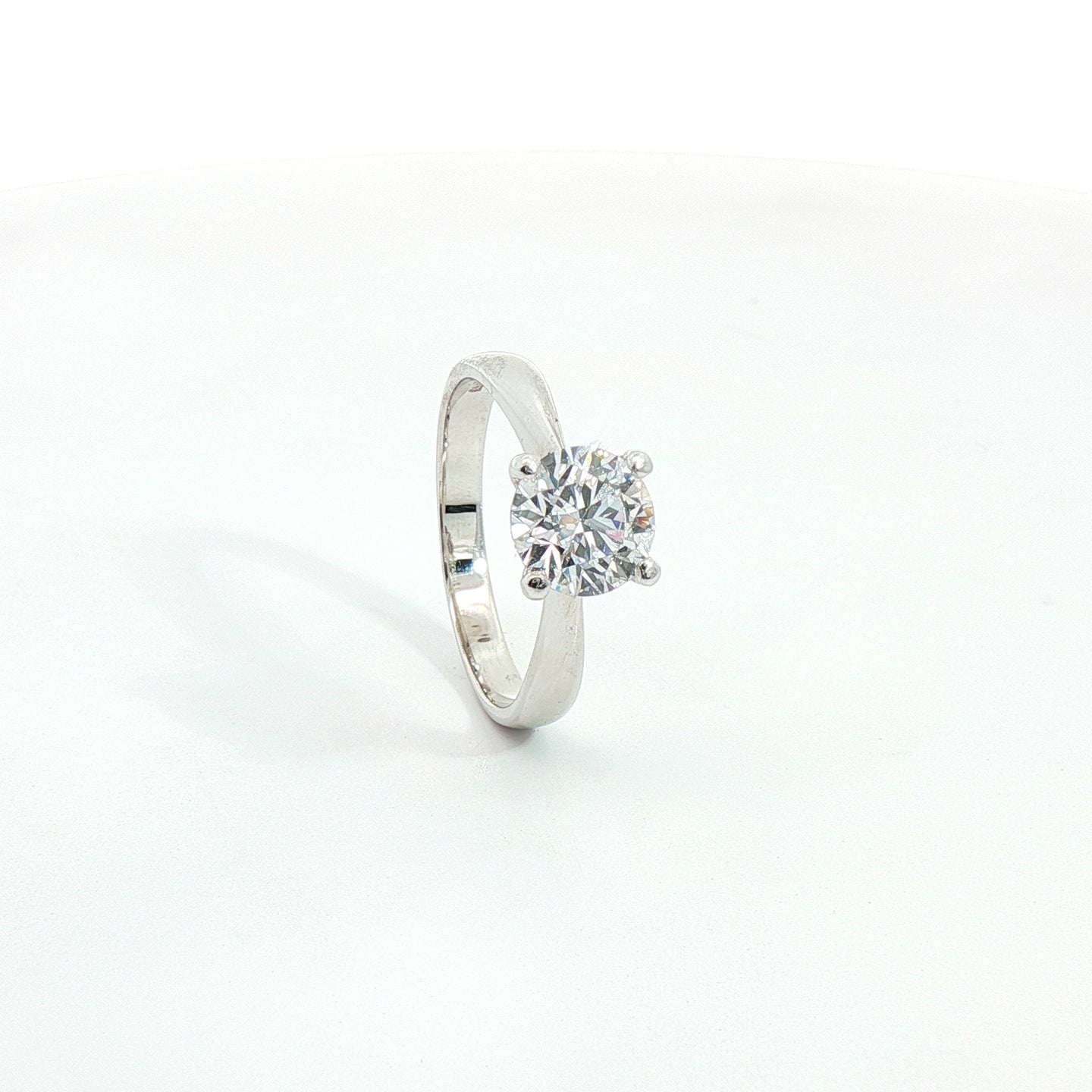 Solitario in oro bianco con diamante Lab-Grown taglio brillante, 1,44 carati.