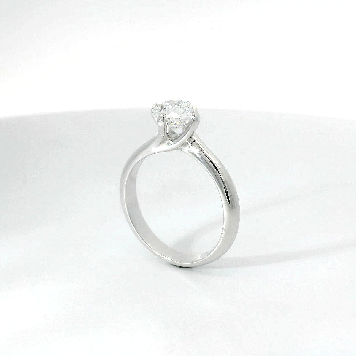 Solitario in oro bianco con diamante lab-grown taglio brillante, 1,08 carati.