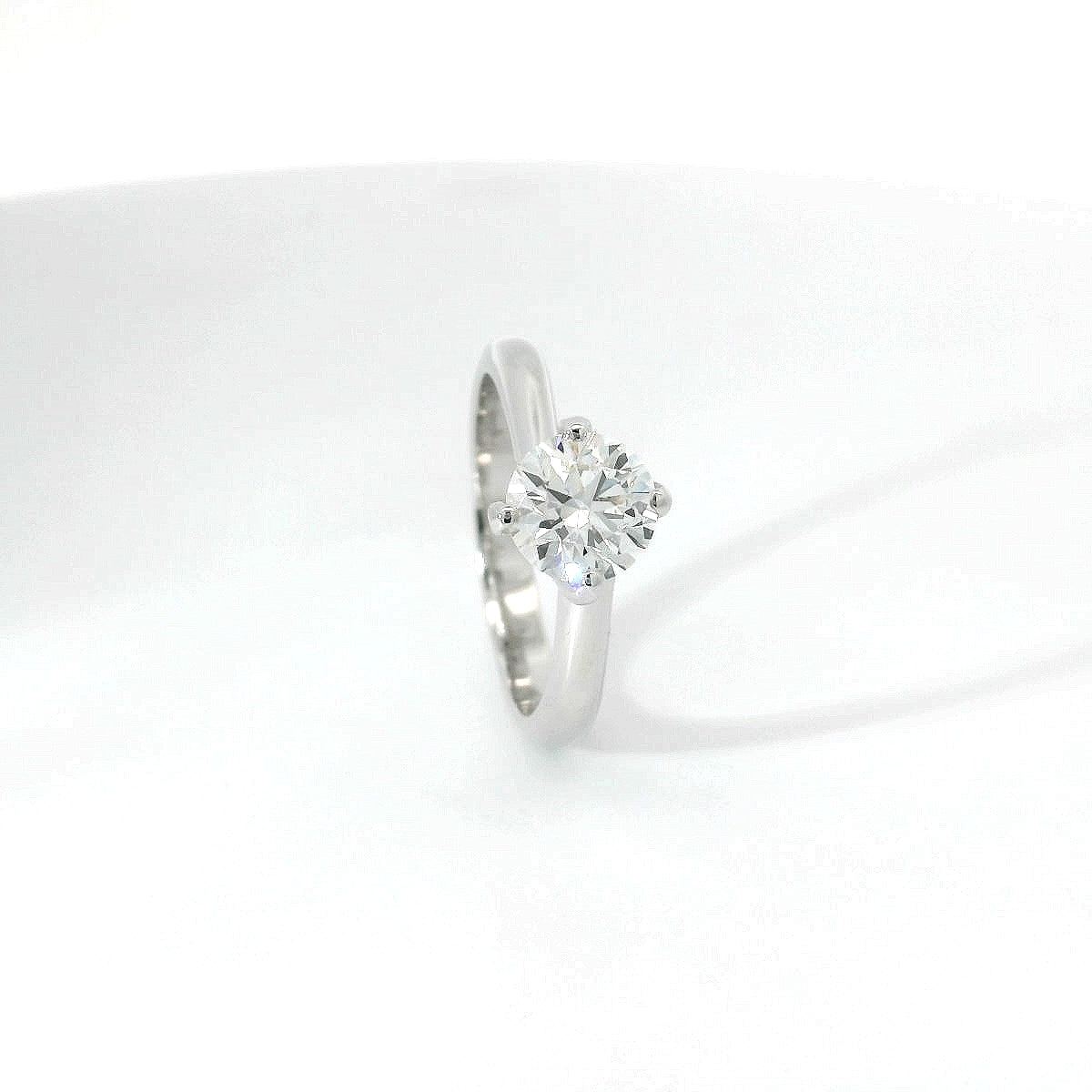 Solitario in oro bianco con diamante lab-grown taglio brillante, 1,08 carati.