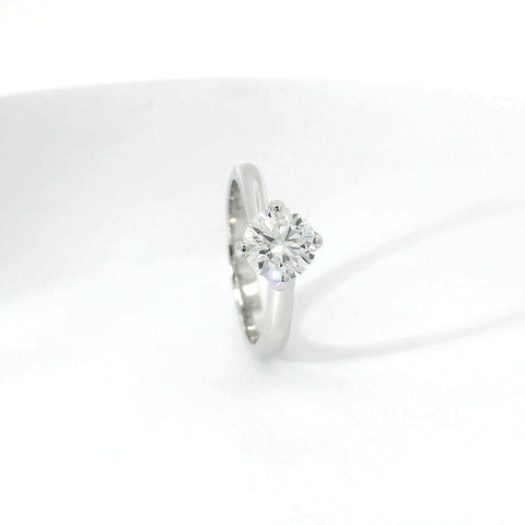 Solitario in oro bianco con diamante lab-grown taglio brillante, 1,08 carati.