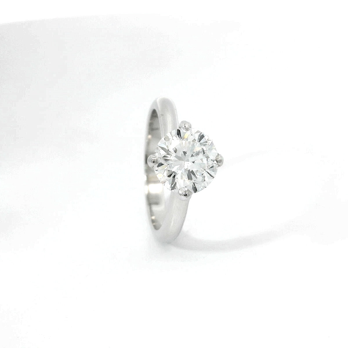 Solitario in oro bianco con diamante lab-grown taglio brillante, 2,02 carati.