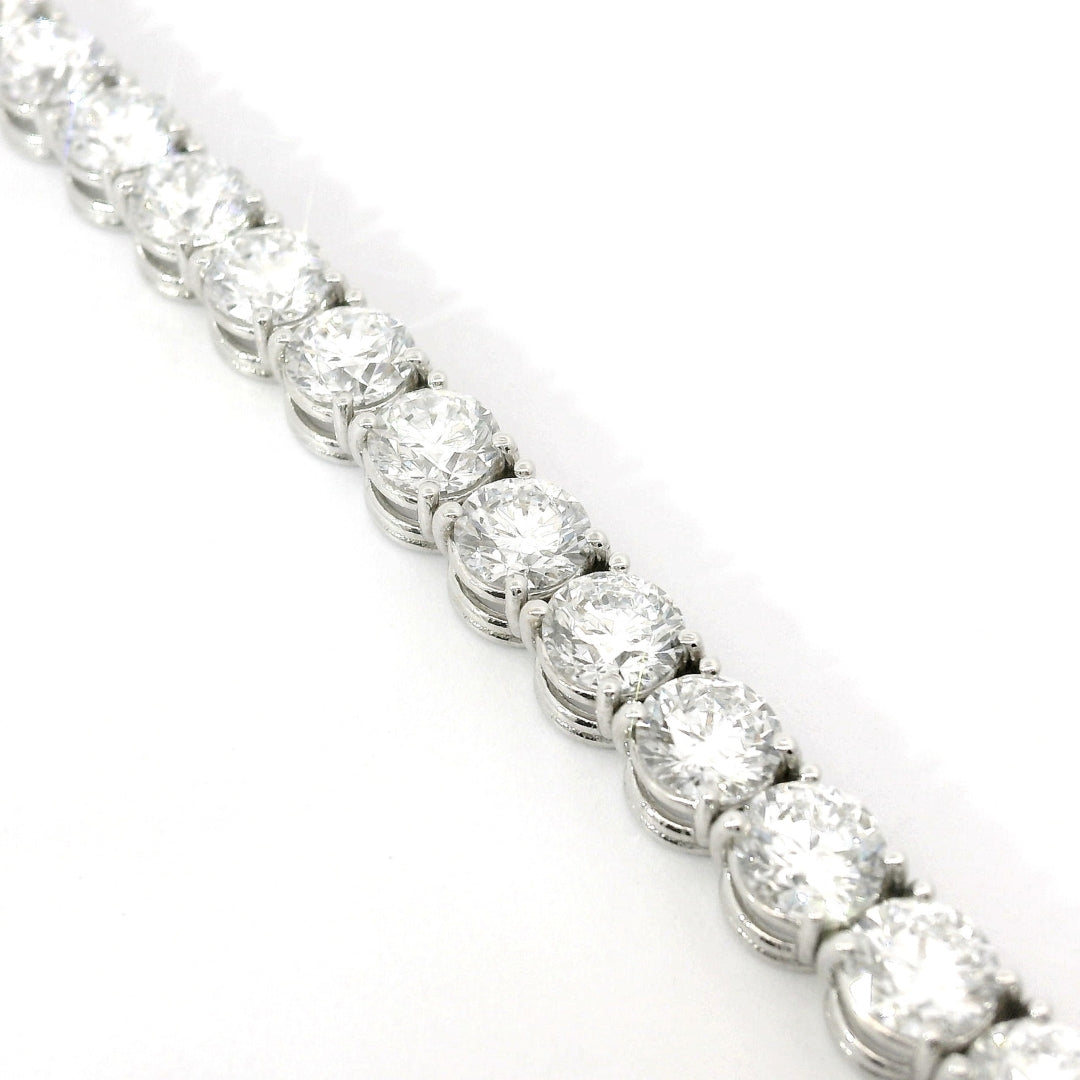 Bracciale tennis a filo in oro bianco e diamanti lab-grown taglio brillante, 16,58 carati.