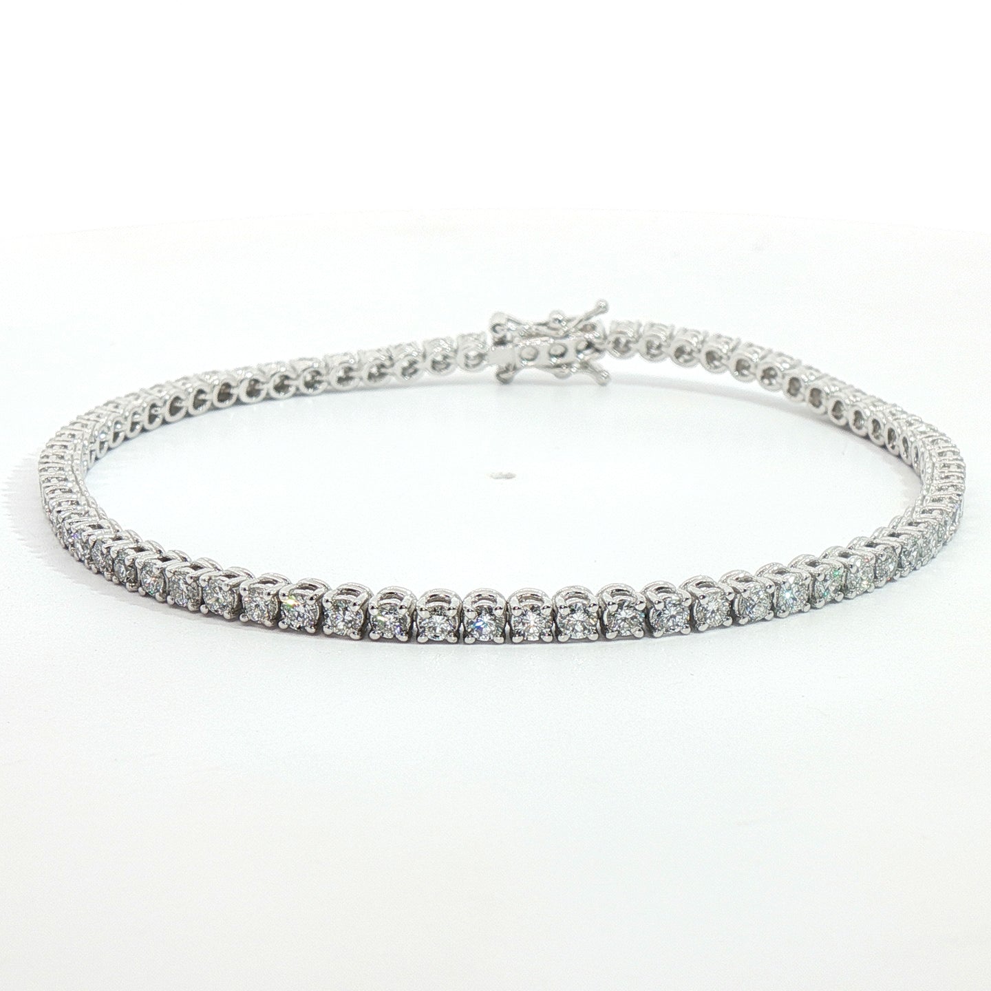 Bracciale tennis in oro bianco con diamanti Lab-Grown taglio brillante, 2,79 carati.