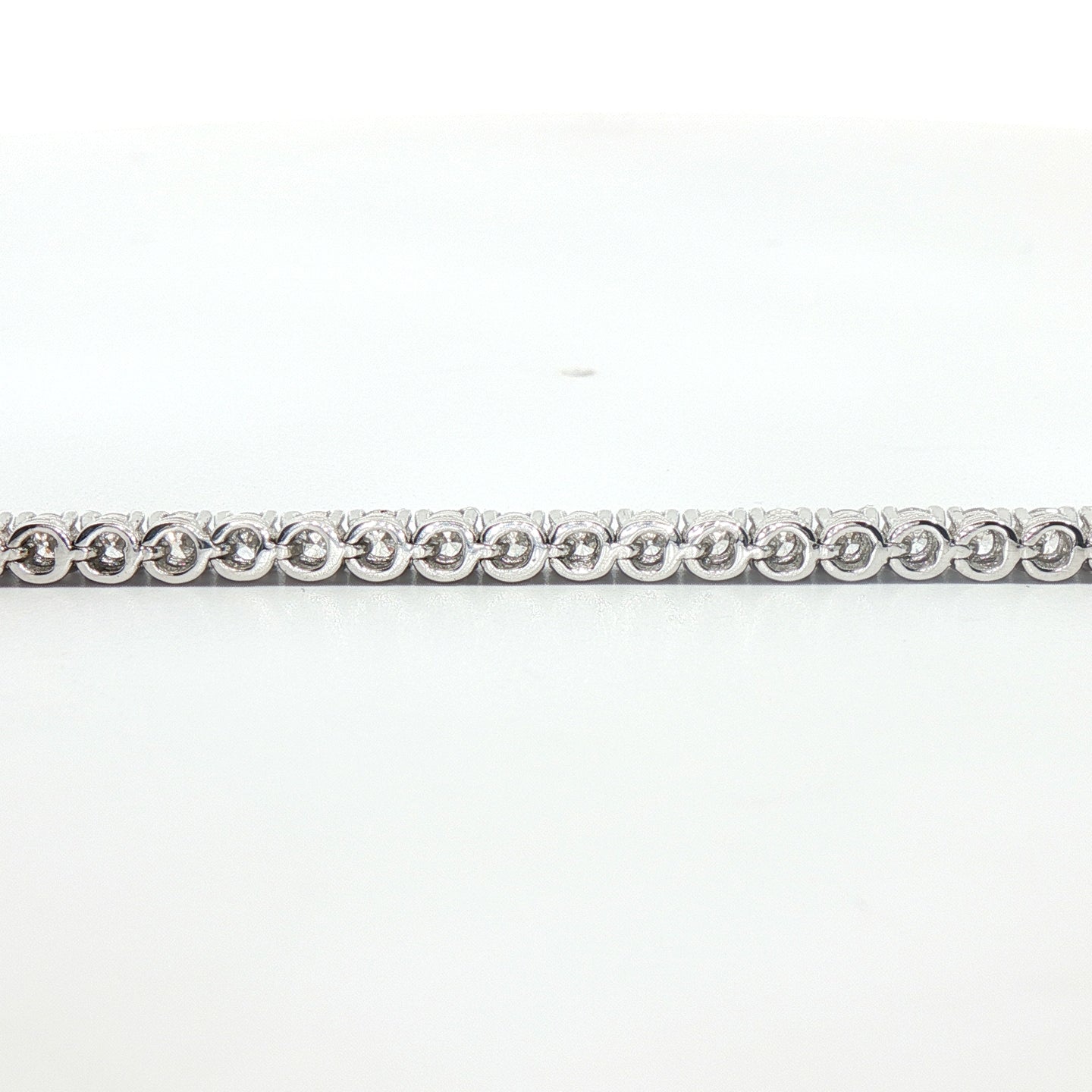 Bracciale tennis in oro bianco con diamanti Lab-Grown taglio brillante, 2,79 carati.