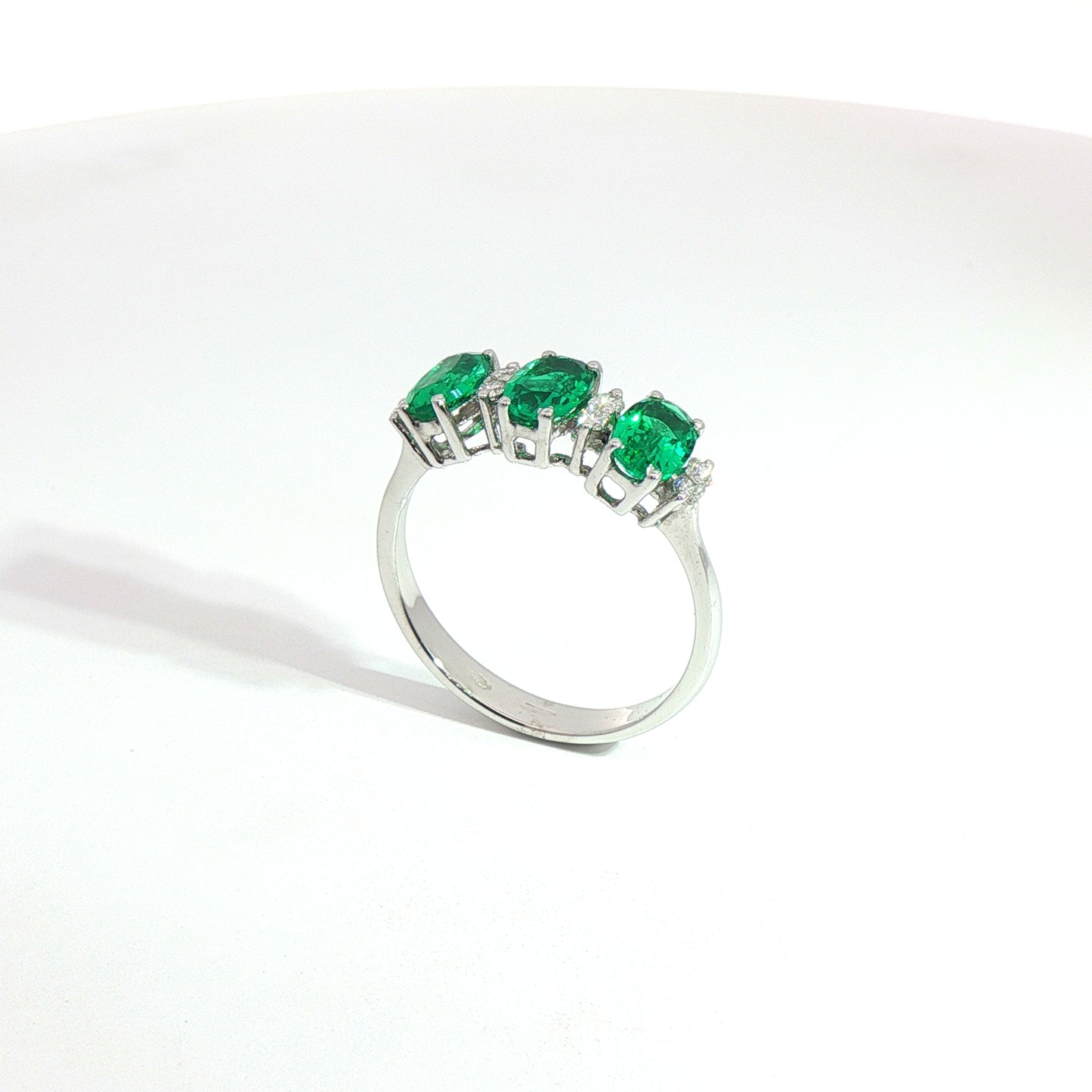 Anello in oro bianco con smeraldi Lab-Grown taglio ovale e diamanti Lab-Grown taglio brillante.