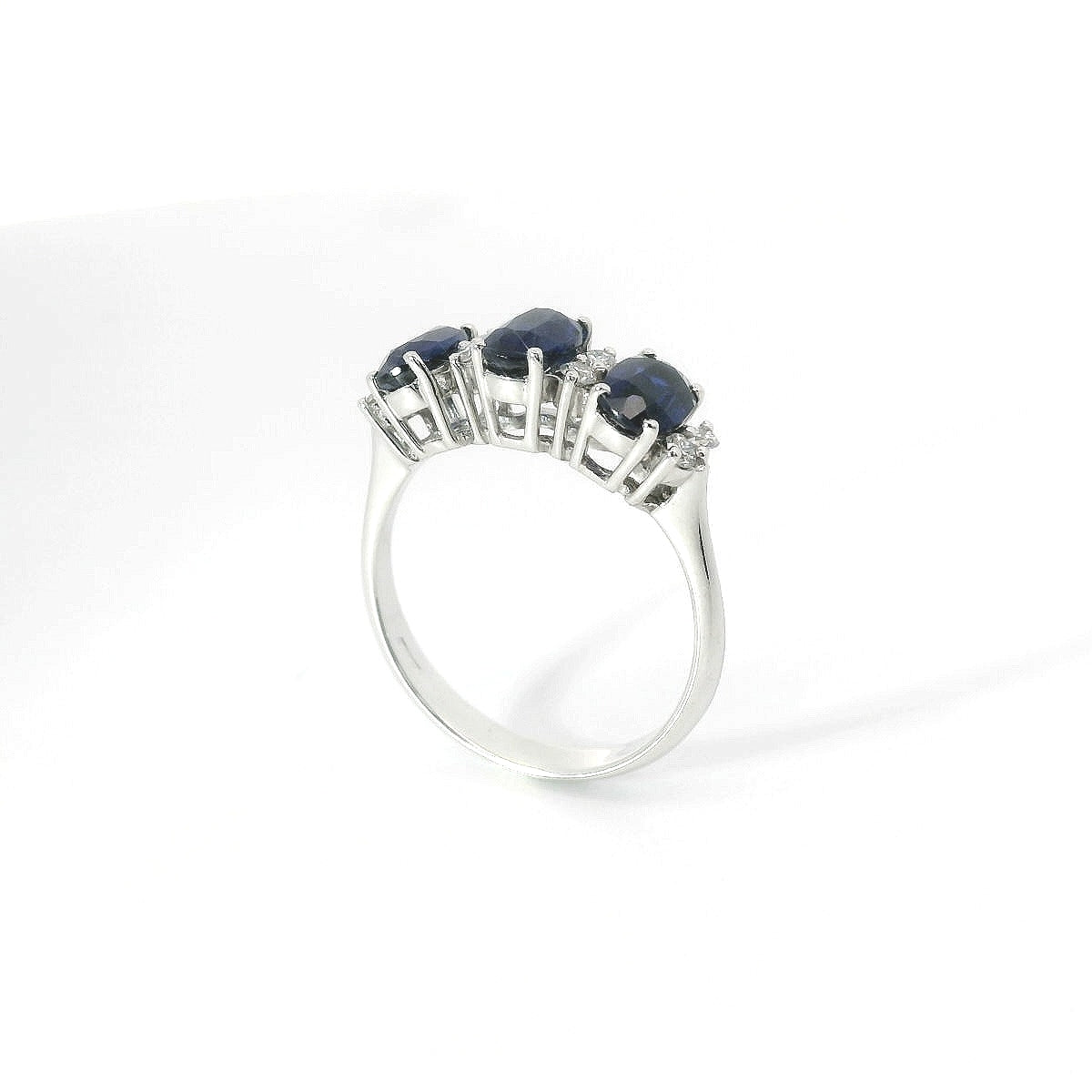 Fedina in oro bianco con zaffiri lab-grown taglio ovale e diamanti lab-grown taglio brillante.