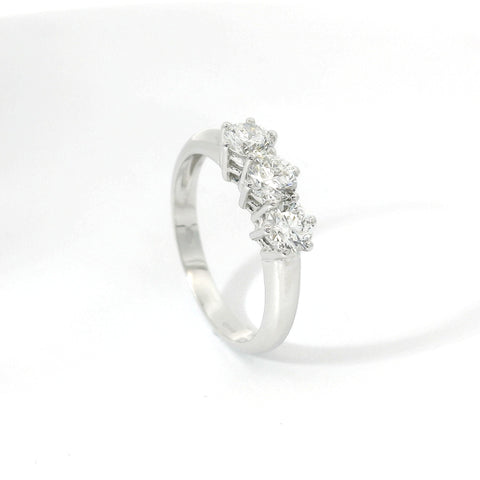 Trilogy in oro bianco con diamanti lab-grown taglio brillante, 0,93 carati.