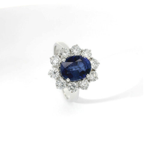 Anello in oro bianco con zaffiro Lab-grown e diamanti Lab-grown taglio brillante.