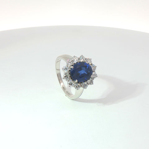Anello in oro bianco con zaffiro Lab-Grown taglio ovale e diamnati Lab-Grown taglio brillante.