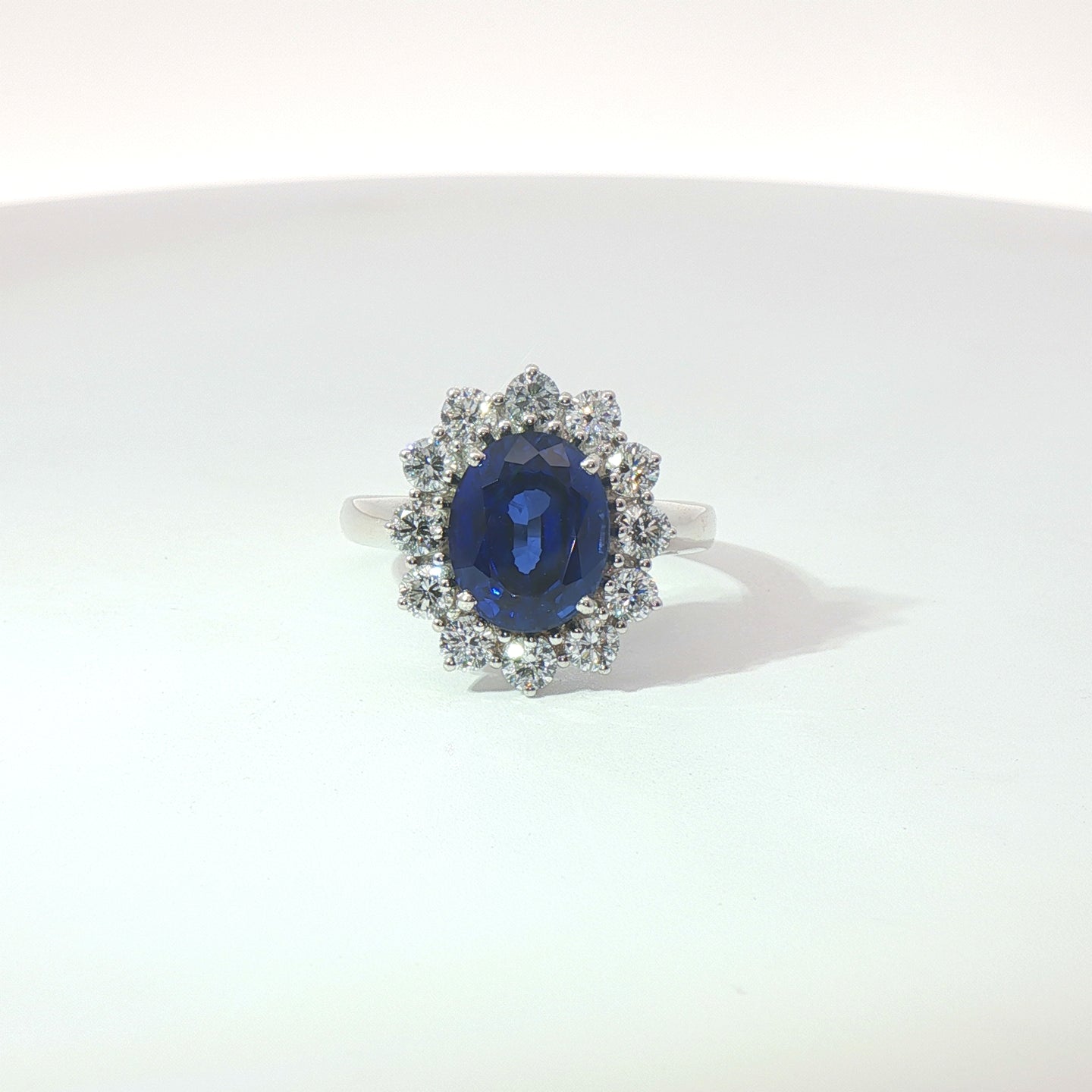 Anello in oro bianco con zaffiro Lab-Grown taglio ovale e diamnati Lab-Grown taglio brillante.