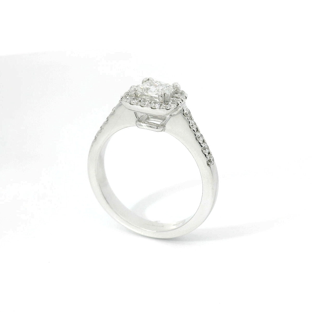 Anello Dreams in oro bianco con diamanti lab-grown taglio princess e brillante, 1,08 carati.