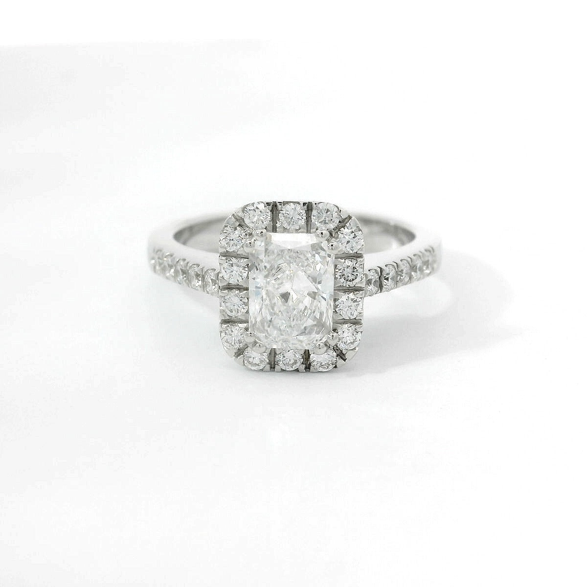 Anello Dreams in oro bianco e diamanti lab-grown taglio radiant e brillante, 1,48 carati.