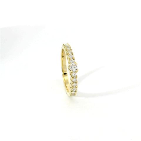 Fedina con diamante centrale in oro giallo con diamanti lab-grown taglio brillante, 0,44 carati.