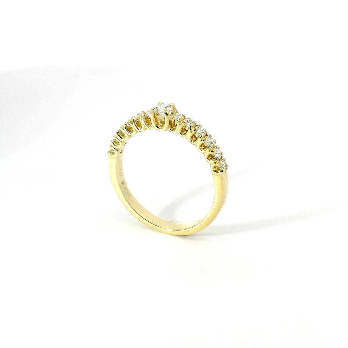 Fedina con diamante centrale in oro giallo con diamanti lab-grown taglio brillante, 0,44 carati.