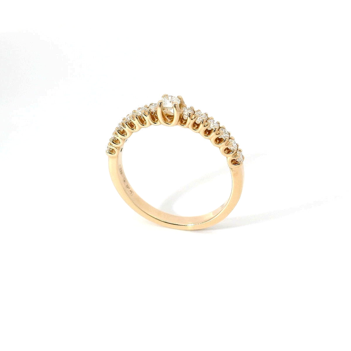 Fedina con diamante centrale in oro rosa con diamanti lab-grown taglio brillante, 0,44 carati.