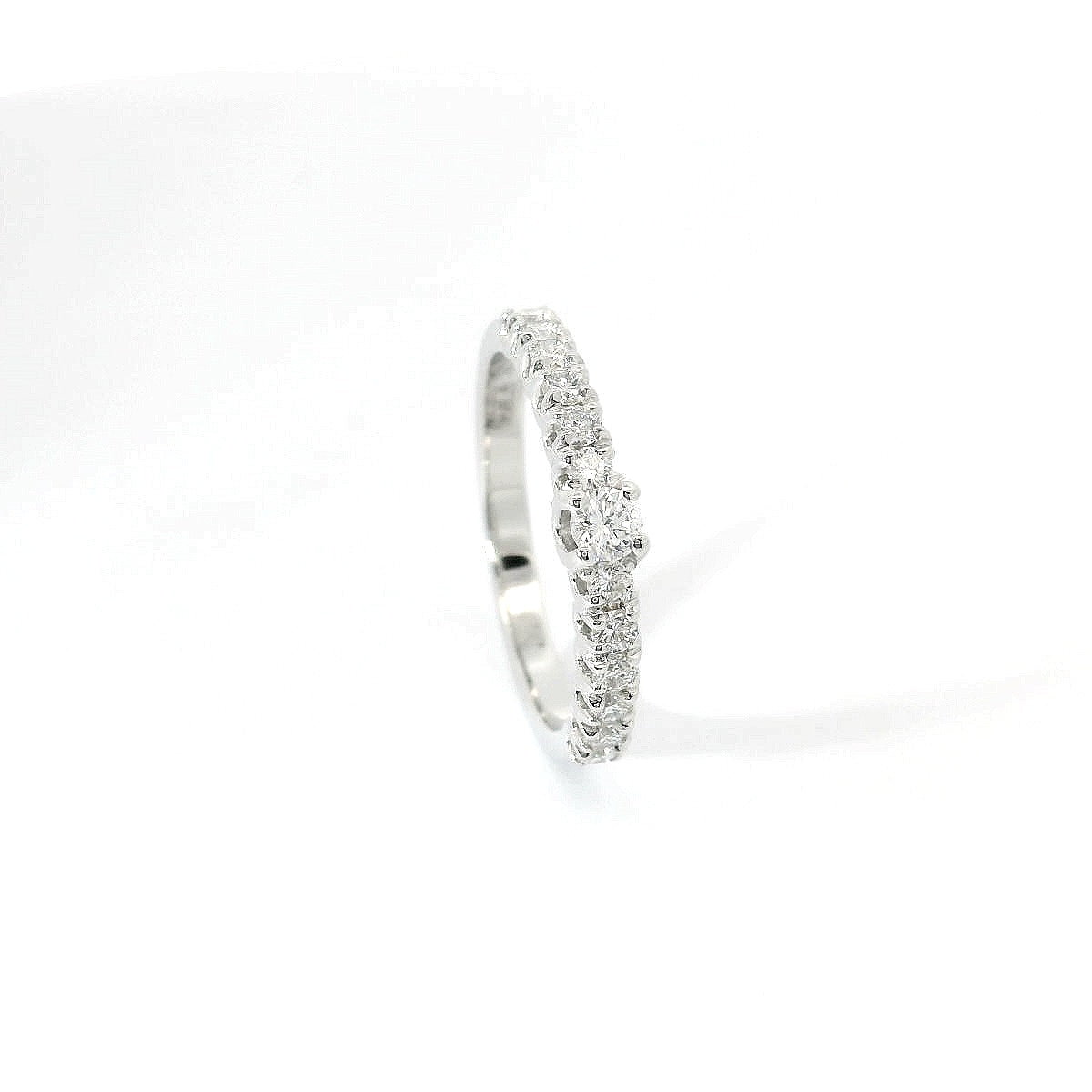 Fedina con diamante centrale in oro bianco con diamanti lab-grown taglio brillante, 0,44 carati.