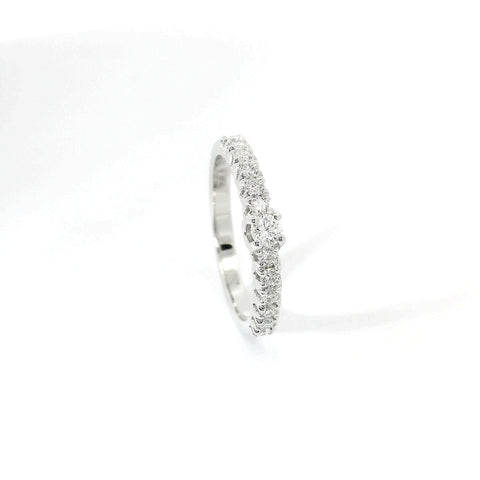 Fedina con diamante centrale in oro bianco con diamanti lab-grown taglio brillante, 0,44 carati.