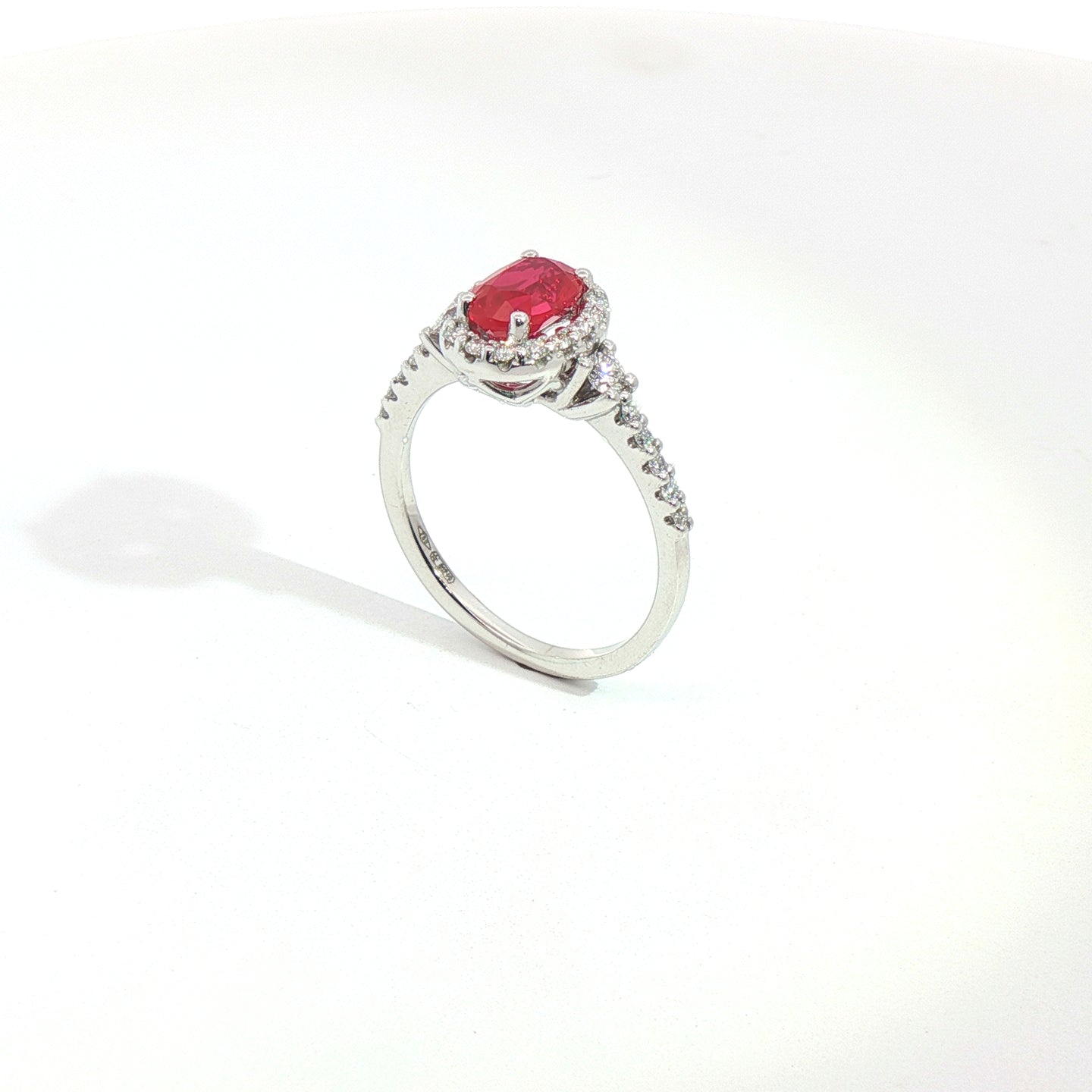 Anello in oro bianco con rubino Lab-Grown taglio ovale e diamanti Lab-Grown taglio brillante.