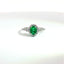 Anello in oro bianco con smeraldo Lab-Grown taglio ovale e diamanti Lab-Grown taglio brillante