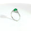 Anello in oro bianco con smeraldo Lab-Grown taglio ovale e diamanti Lab-Grown taglio brillante