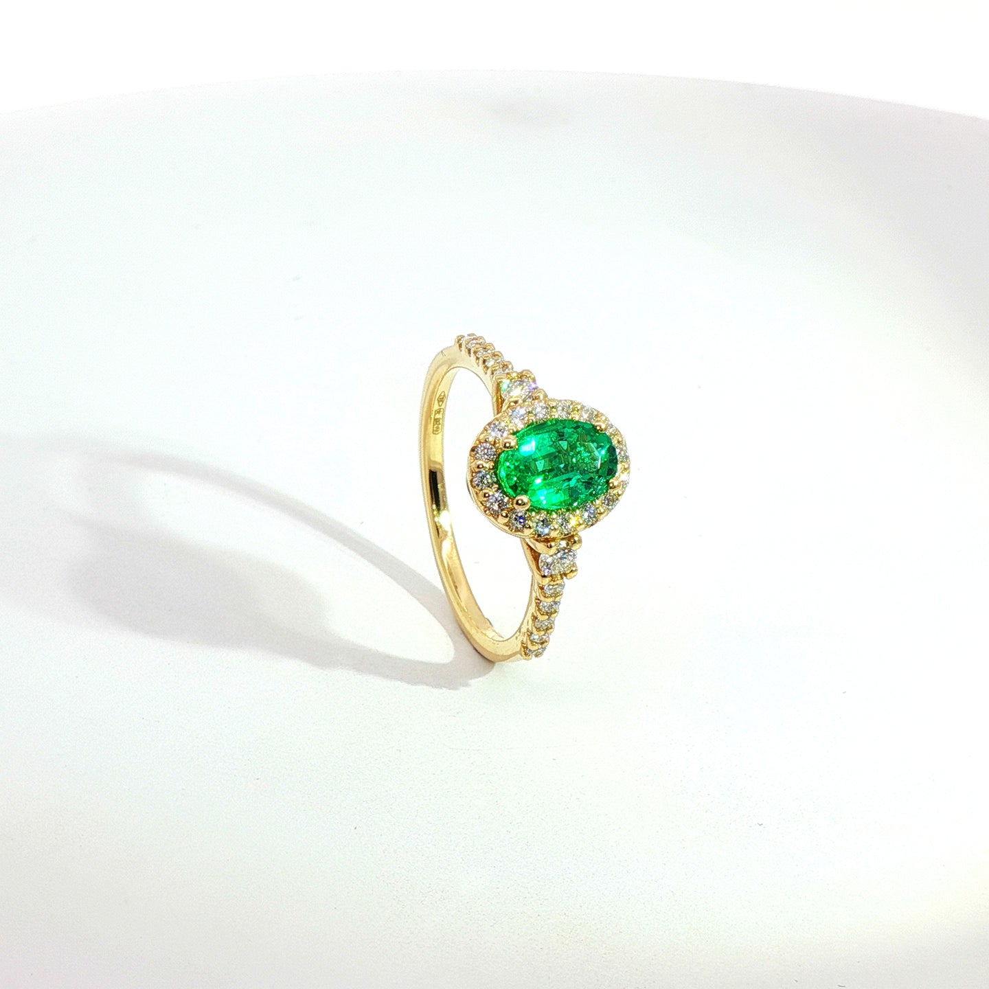 Anello in oro giallo con smeraldo Lab-Grown taglio ovale e diamanti Lab-Grown taglio ovale.